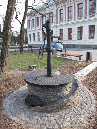 Pokrywa studni abisyńskiej z włazem